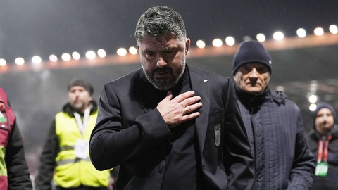 Simone Inzaghi celebrating with his Inter Milan players after beating Barcelona.